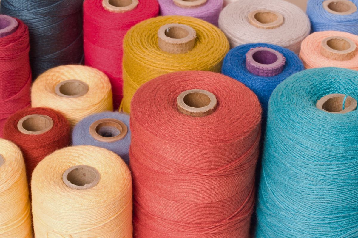 occhetti di filato avvolti su tubi in cartone per tessuti